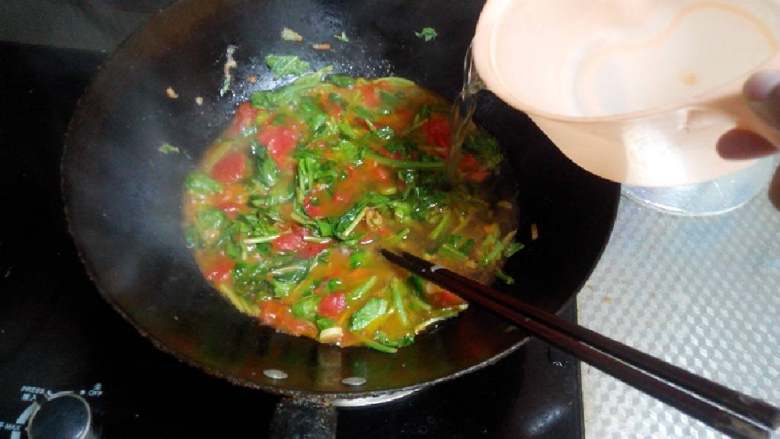 西红柿鸡蛋青菜打卤面,加入青菜翻炒~添加盐~酱油~醋若干~加入些水~