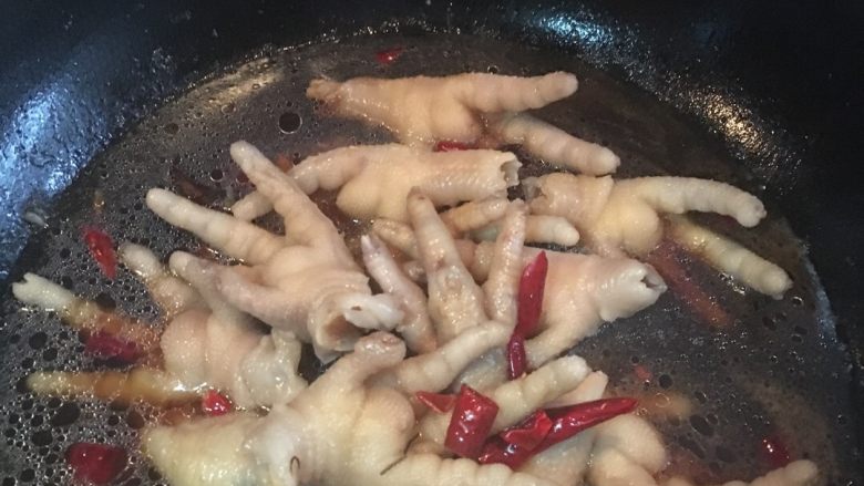 香辣鸡爪,倒入料酒，生抽，开水煮15分钟