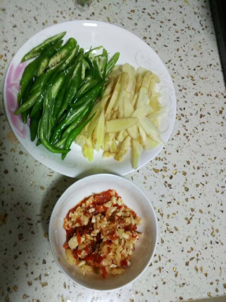 仔姜爆鸭子,将生姜,二荆条切片,泡椒、泡姜、蒜切碎装盘备用