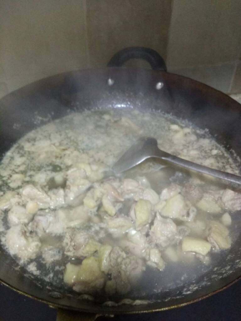 仔姜爆鸭子,超市里叫卖鸭子的宰好,宰小坨点,直接清洗后焯水!