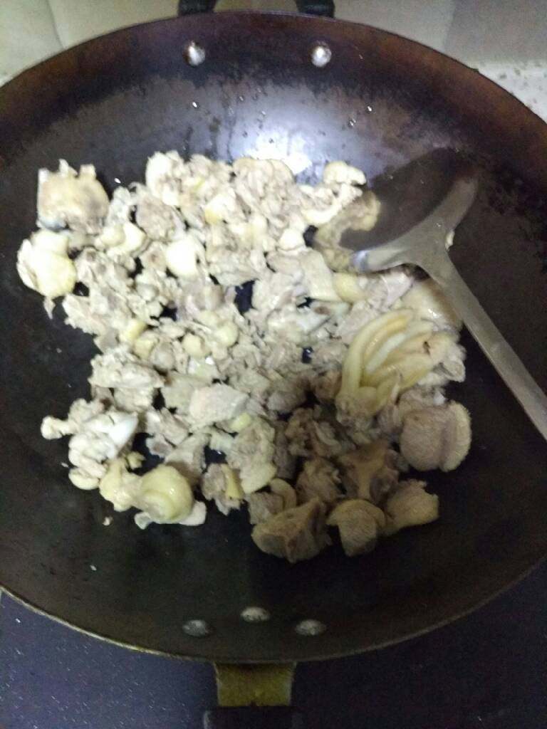 仔姜爆鸭子,将沥干的鸭子放入锅中,大火爆炒,待水分干了的时候放油,改小火慢爆