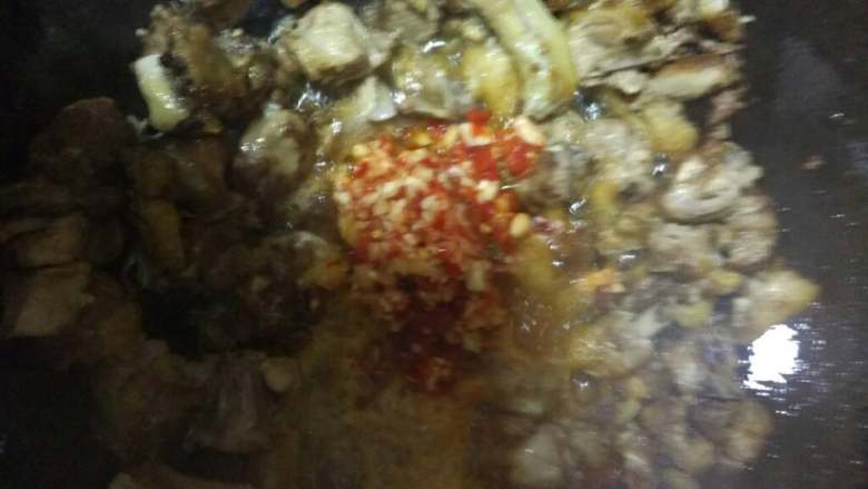 仔姜爆鸭子,爆到鸭肉变黄的时候放入花椒,豆瓣,开始切好的泡椒,泡姜,蒜,开大火将佐料炒香