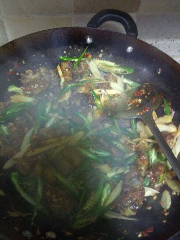 仔姜爆鸭子,放入姜片,二荆条继续爆炒,待姜和辣椒熟的时候,放入适量生抽,味精,鸡精,白糖,翻滚炒匀