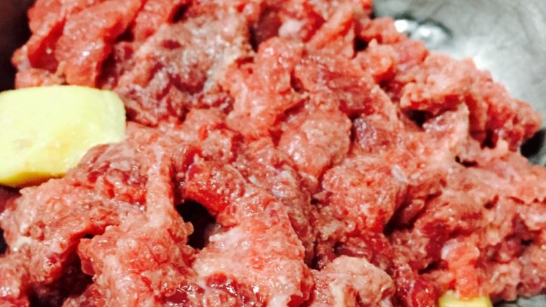 土豆炒牛肉,牛肉切丝用淀粉，<a style='color:red;display:inline-block;' href='/shicai/ 718'>料酒</a>，盐，<a style='color:red;display:inline-block;' href='/shicai/ 2800'>生姜</a>腌制