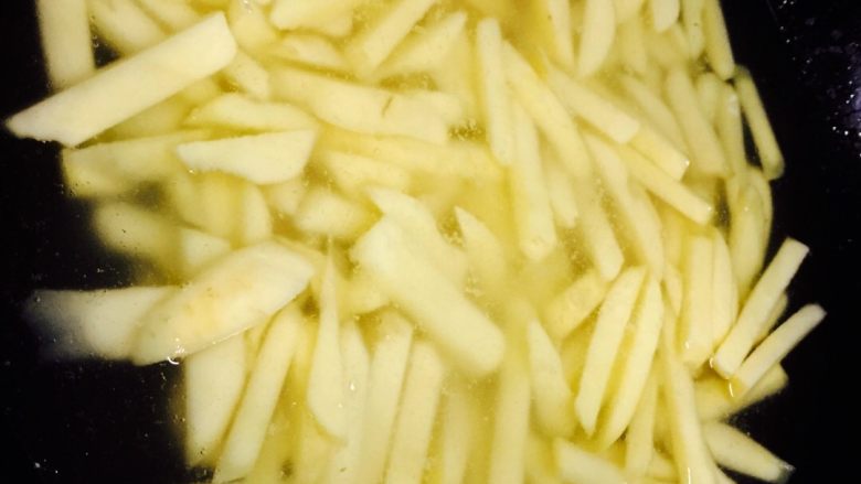 土豆炒牛肉,<a style='color:red;display:inline-block;' href='/shicai/ 23'>土豆</a>切条，放热水里煮几分钟，到<a style='color:red;display:inline-block;' href='/shicai/ 23'>土豆</a>软了，捞出备用