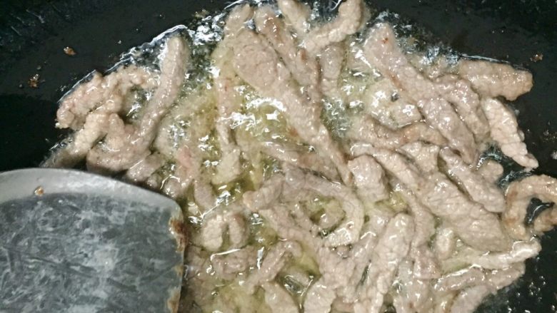 土豆炒牛肉,锅里放油，下牛肉翻炒，至变色，盛出