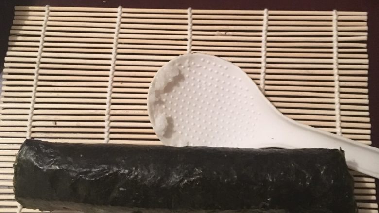 简易🍣寿司🎈, 将靠近身体这侧往前卷紧,用刀切成小卷!