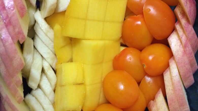 水果沙拉,将各种水果切片排开