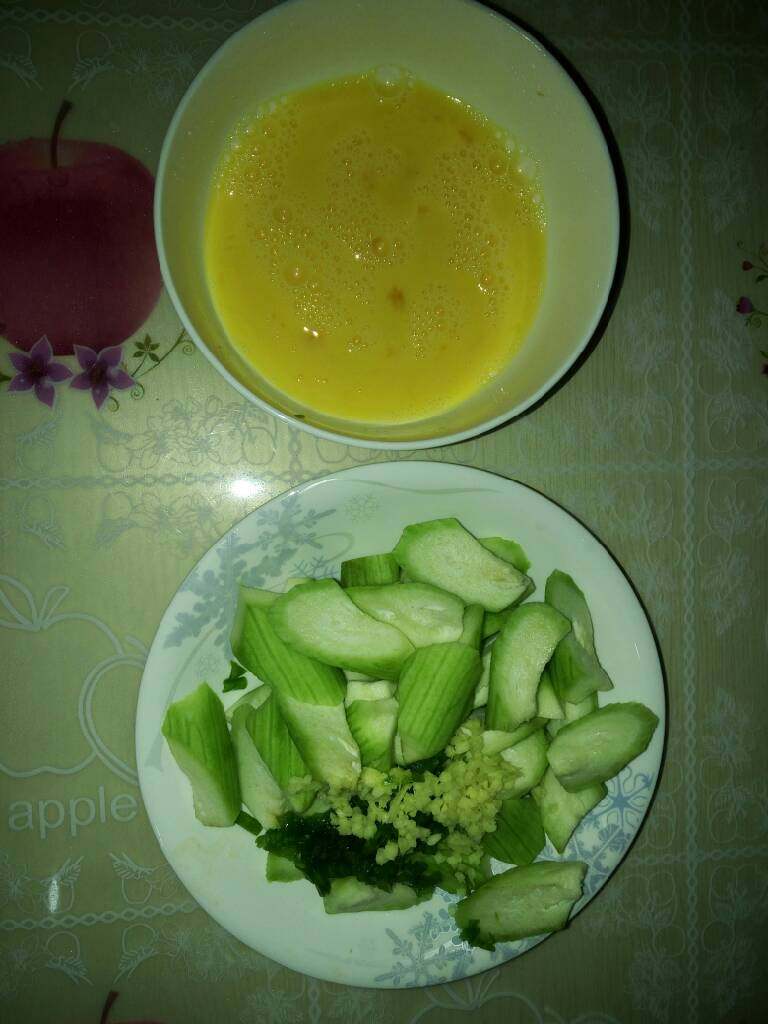 丝瓜炒鸡蛋,<a style='color:red;display:inline-block;' href='/shicai/ 57'>丝瓜</a>切好，<a style='color:red;display:inline-block;' href='/shicai/ 9'>鸡蛋</a>打好。