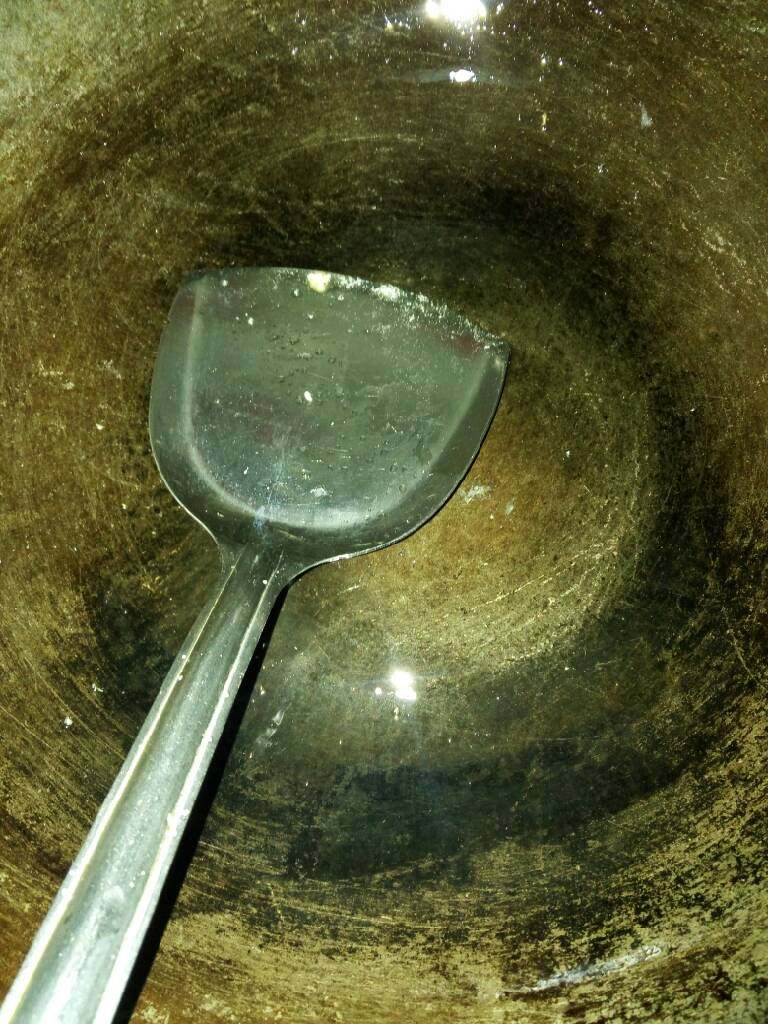 丝瓜炒鸡蛋,起锅热油。