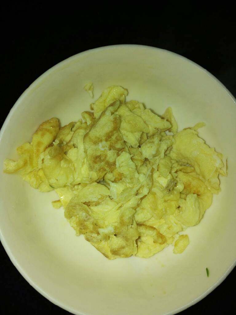丝瓜炒鸡蛋,把鸡蛋盛出来。