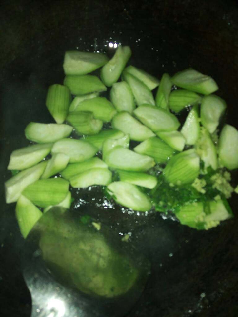 丝瓜炒鸡蛋,油热放入丝瓜。炒5-6分钟。