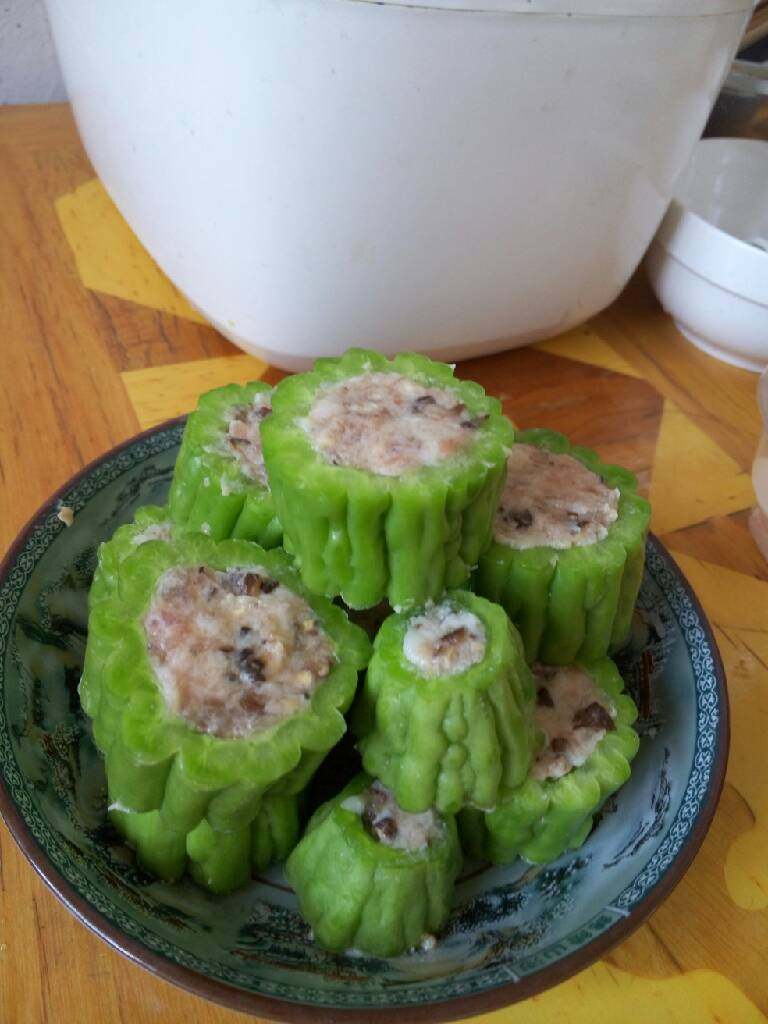 苦瓜酿肉,把香菇先用水泡软然后和<a style='color:red;display:inline-block;' href='/shicai/ 428'>五花肉</a>剁碎加入<a style='color:red;display:inline-block;' href='/shicai/ 788'>生抽</a>还有盐腌一下下，就塞进挖空的苦瓜里