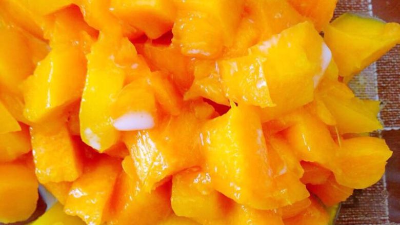 芒果西米露,取肉，备用