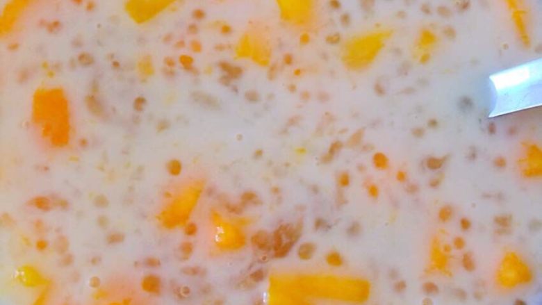 芒果西米露,西米用小火煮透，一定要看上去很透明的，然后牛奶冲进就可以了