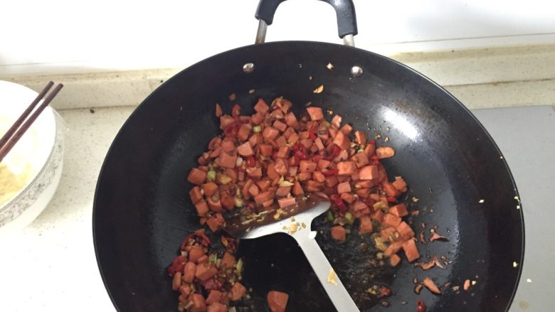 改良版油泼面,1、先煮好面、碗里倒点豆捞的酱油，把面捞上来起
2、锅中倒油，把切好的佐料放到锅中炒
3、炒好浇在面上，撒上<a style='color:red;display:inline-block;' href='/shicai/ 3250'>葱</a>花、就OK啦