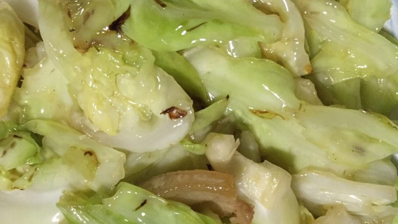 手撕球菜,翻炒过程可加点水，最后放鸡精炒匀，出锅