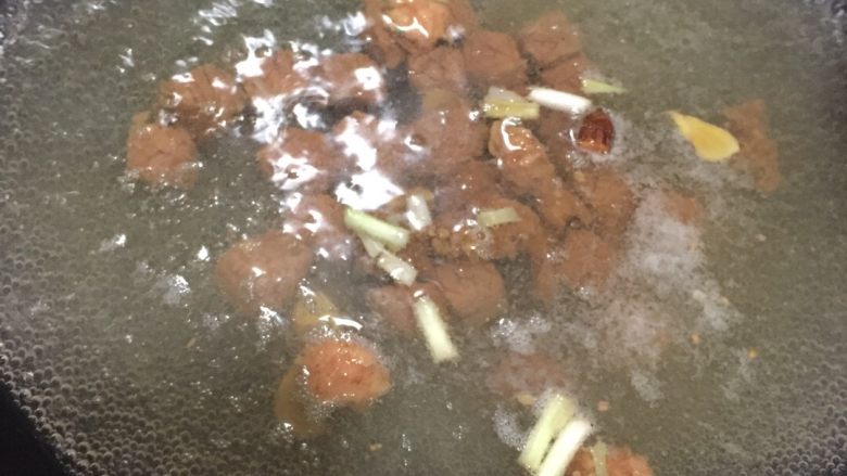 好好ci牌 辣味番茄牛腩饭,沸水煮,将腌好牛肉去血水。