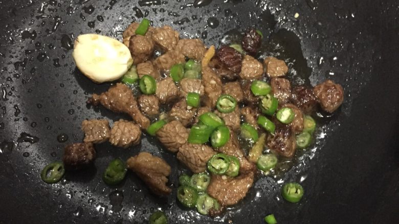 好好ci牌 辣味番茄牛腩饭,先放牛腩,再放辣椒,爆炒。