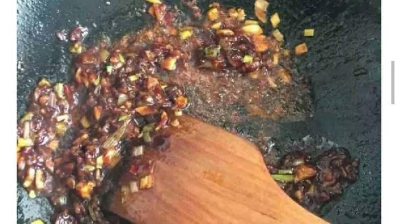 毛血旺,锅中加两勺热油,将葱,姜,蒜末爆香后加辣酱和甜面酱翻炒几下
