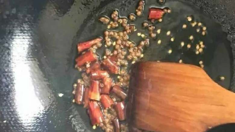 毛血旺,锅中放四匀烧热,放入花椒,麻椒和干辣椒爆香后倒入盆中