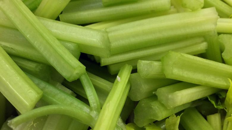 家常芹菜肉丝,<a style='color:red;display:inline-block;' href='/shicai/ 125'>芹菜</a>洗净、切段