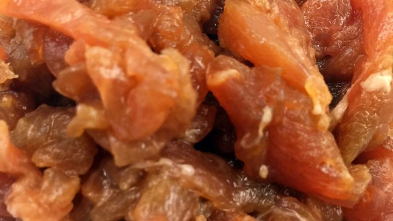 家常芹菜肉丝,梅<a style='color:red;display:inline-block;' href='/shicai/ 6081'>肉</a>切丝，用花雕酒、盐、生粉拌匀，腌制一会儿。