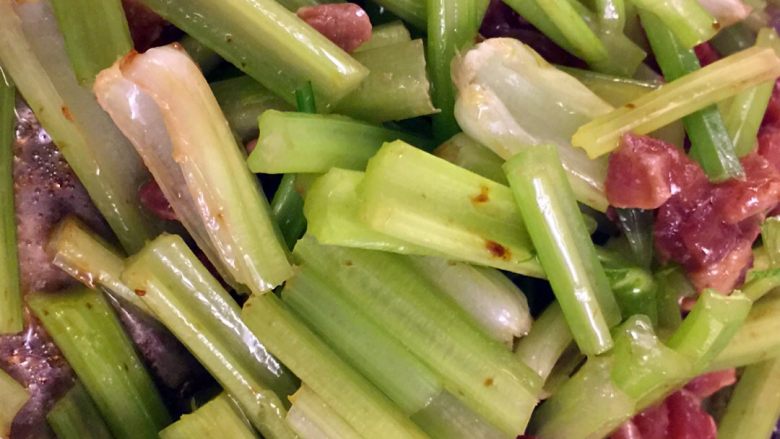 家常芹菜肉丝,倒油烧热，下芹菜翻炒一二分钟，然后下肉丝继续翻炒一二分钟，下适量盐，盖盖子一二分钟。