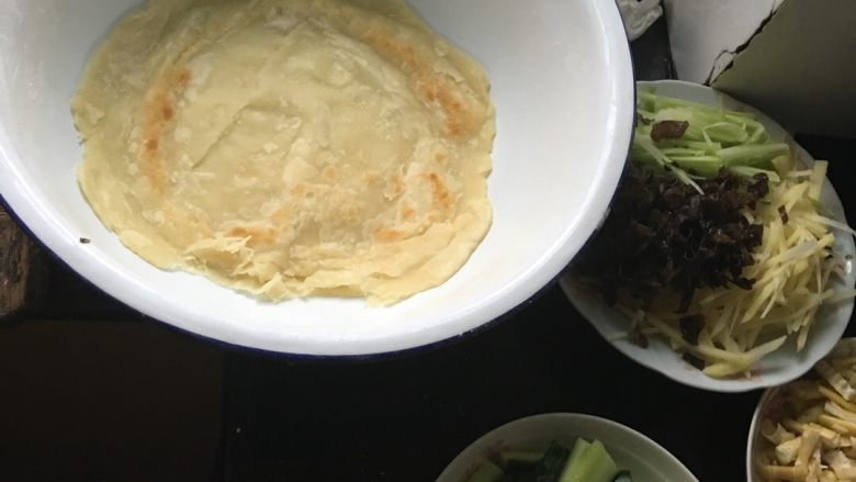 烙饼,我家一般是将家常菜烧好,卷在饼里吃的。要是想单吃,可以多加点盐、葱、芝麻之类