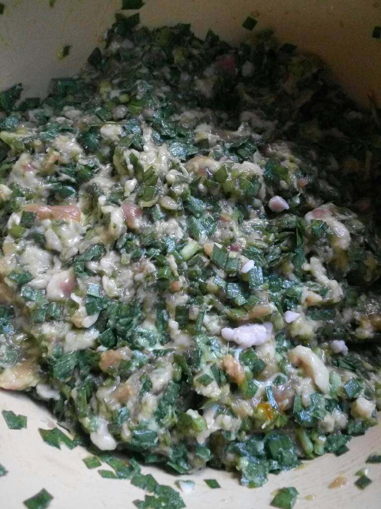 韭菜饺子,鸡蛋加了,,盐,老抽生抽,鸡精,拌好