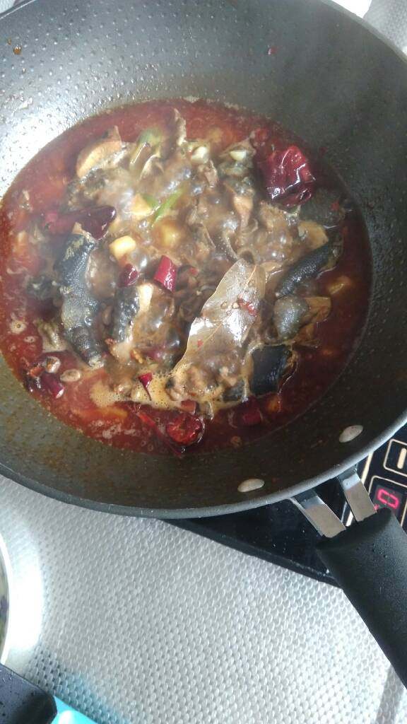 茶树菇干锅鸡,这个是快焖好的鸡。本来干锅要多放干红椒段,最近家人胃不舒服,改良了