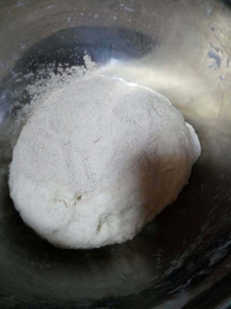 今天做的面包,黄油除外,全部材料加入揉面