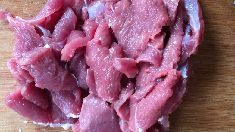 小炒牛肉,<a style='color:red;display:inline-block;' href='/shicai/ 216'>牛肉</a>洗净切薄片