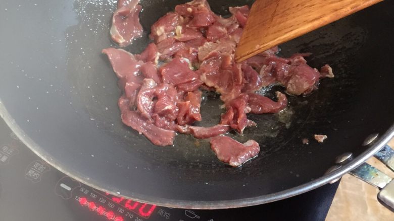 小炒牛肉,下油中火炒