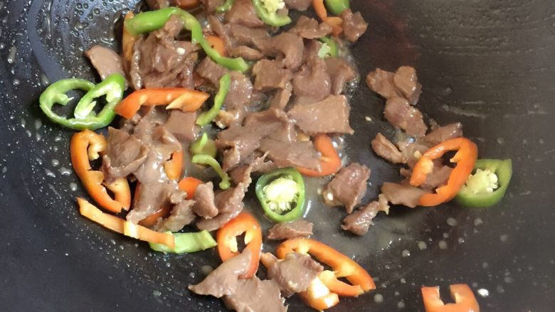 小炒牛肉,6分熟后倒入青红椒
