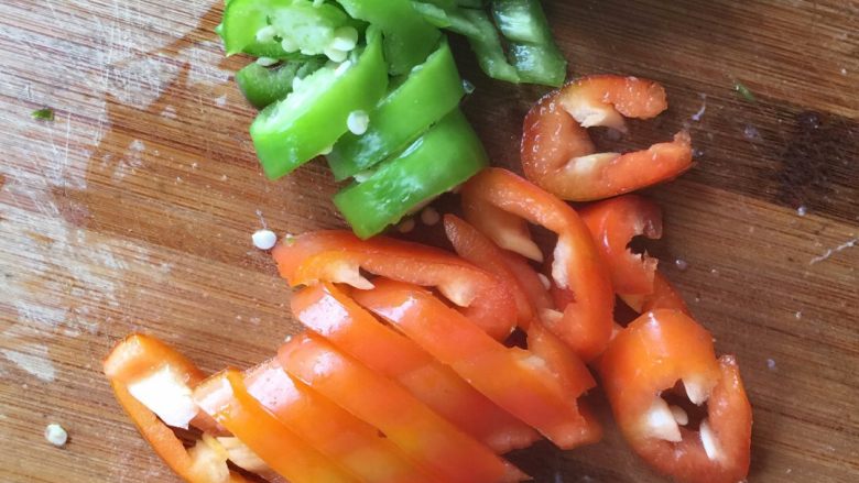 小炒牛肉,2个辣椒切小条