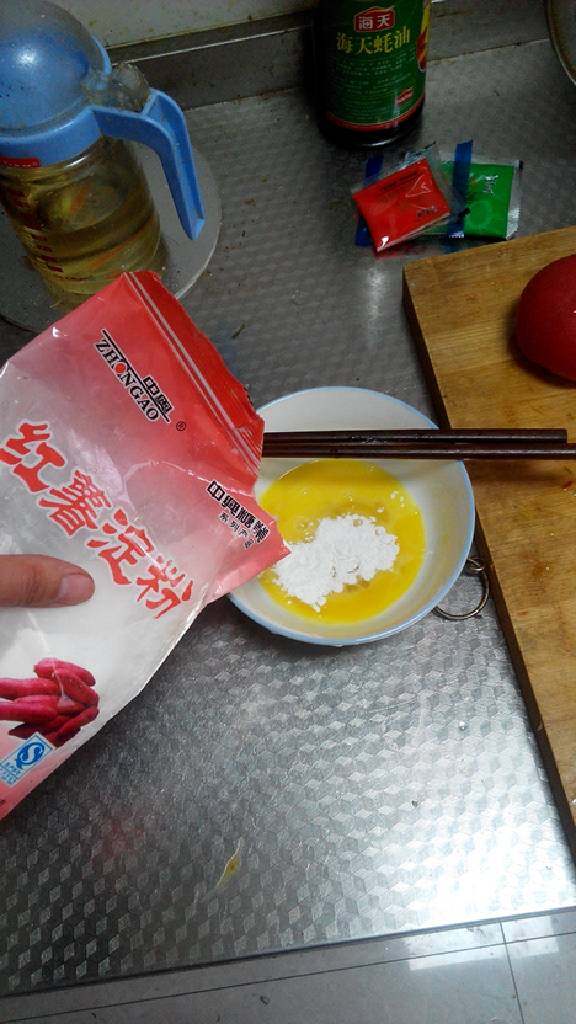 烧茄子,鸡蛋打散~加少许淀粉~加入少许盐~搅拌均匀做糊