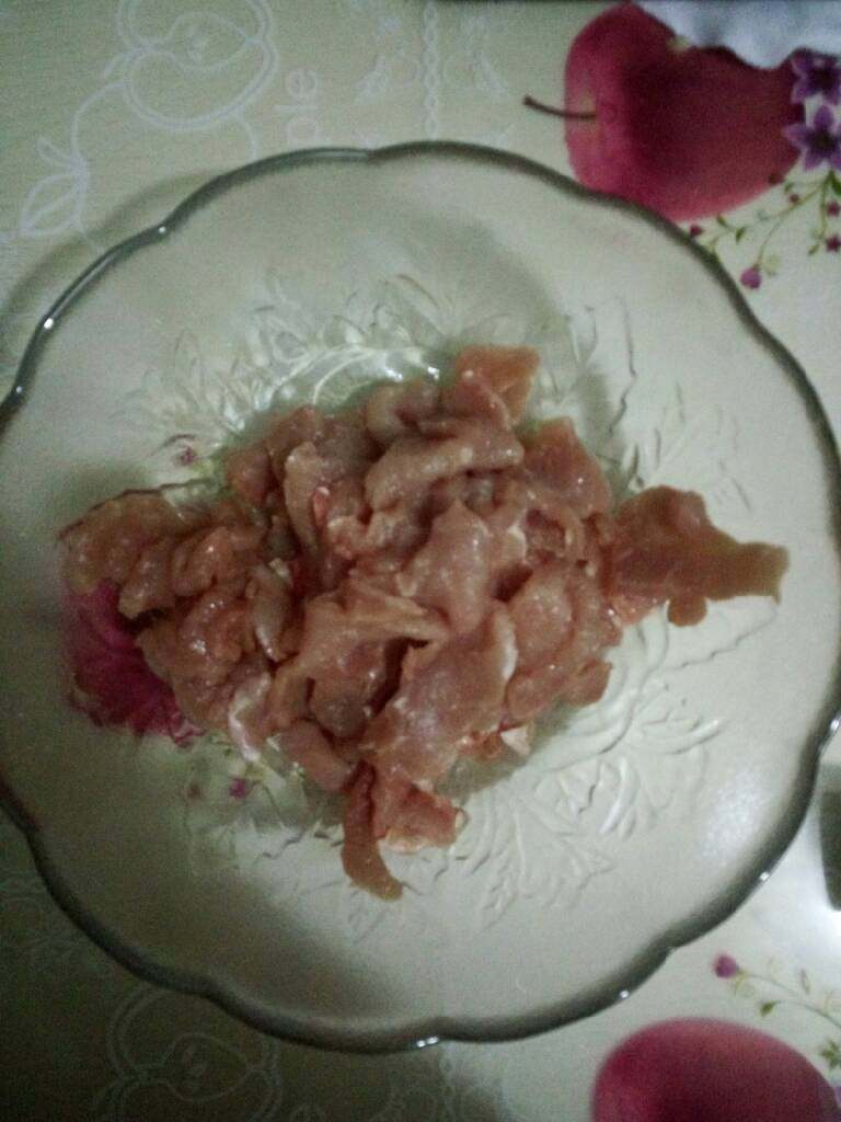 水煮肉片,把<a style='color:red;display:inline-block;' href='/shicai/ 6081'>肉</a>切片。不要切的太厚。（最好是买来的<a style='color:red;display:inline-block;' href='/shicai/ 6081'>肉</a>放在冰箱里冻一会在切。那样好切。）