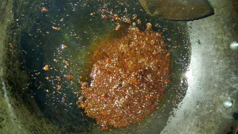 水煮肉片,起锅热油。放入豆瓣酱炒出油。