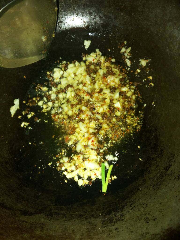 水煮肉片,起锅热油,油热后放入麻椒,麻椒炸出香味,在放入蒜沫。在放入<a style='color:red;display:inline-block;' href='/shicai/ 9613'>辣椒面</a>后就直接到在葱沫个姜沫上。