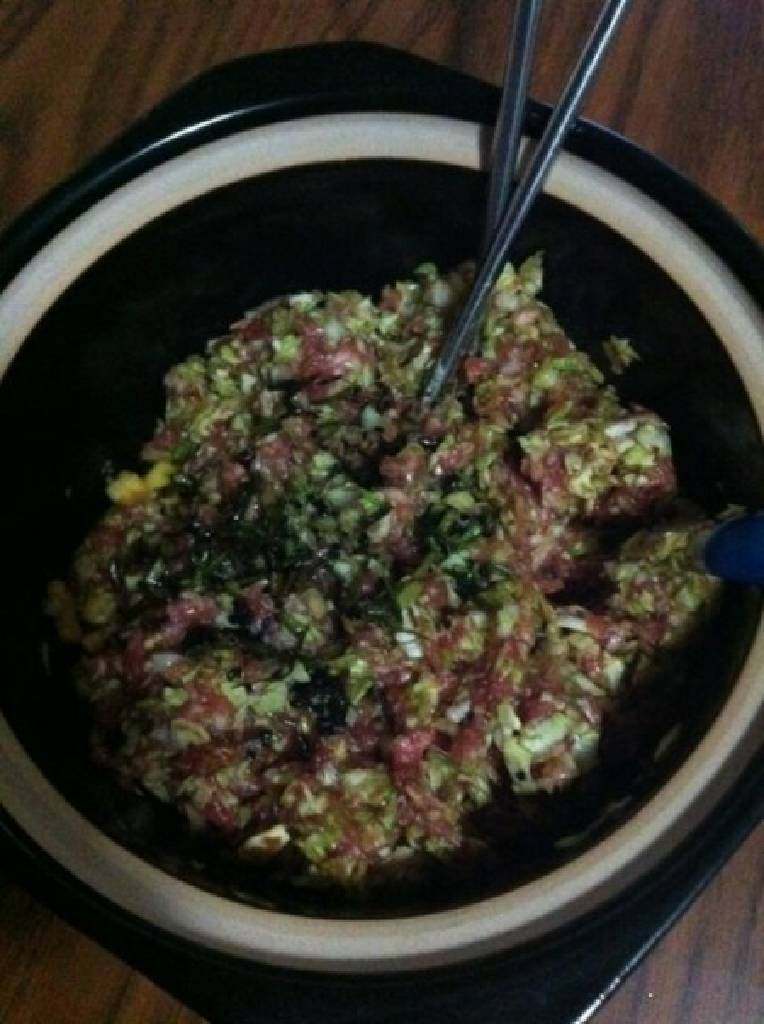 生煎包,加入盐味精生抽姜汁胡椒粉(椒盐粉)料酒。