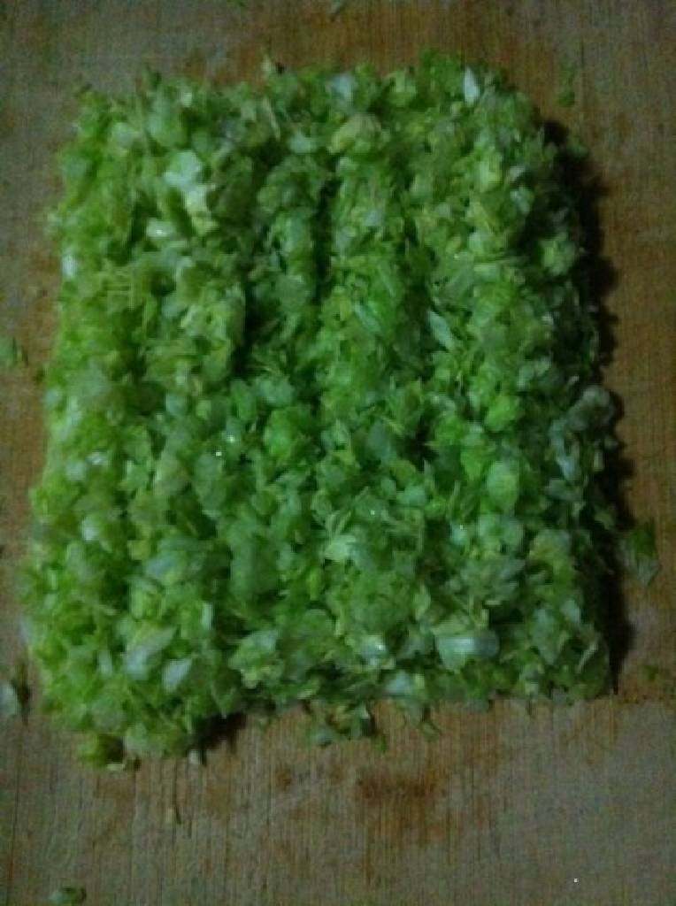 生煎包,切包菜(喜欢啥切啥)剁碎肉末。