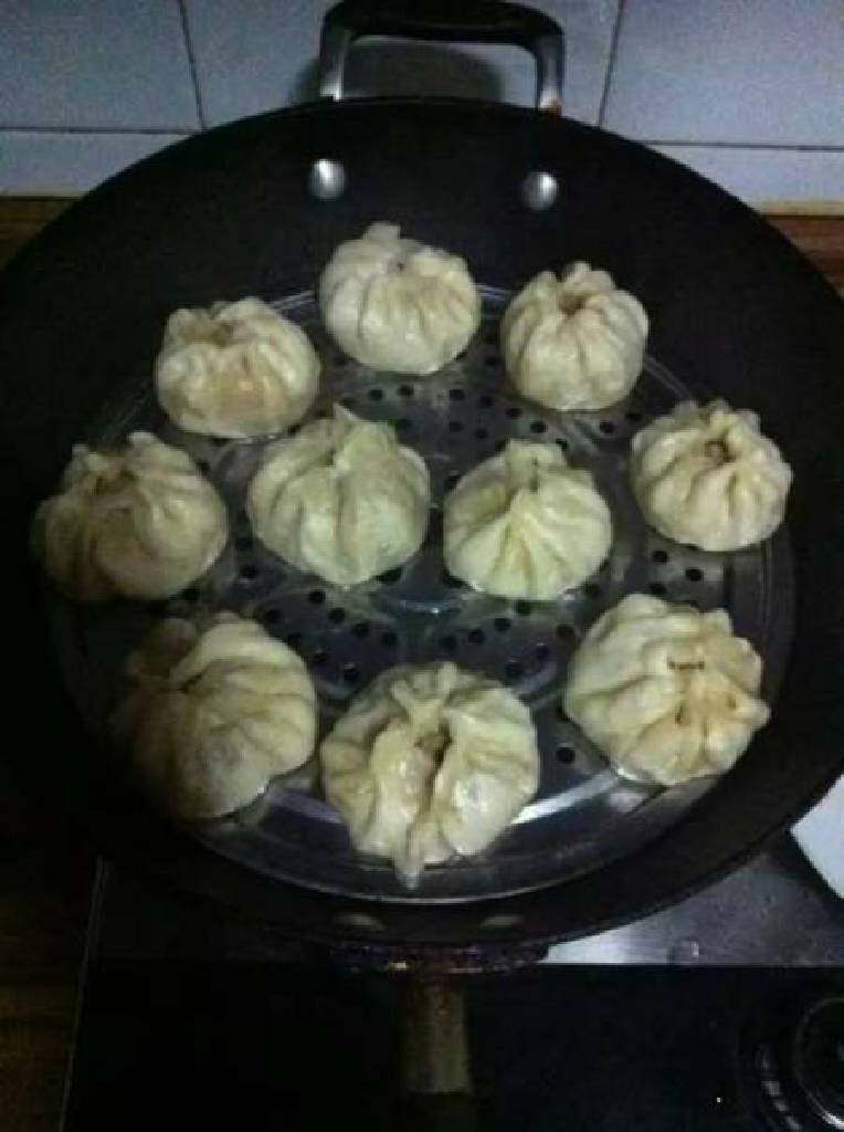 生煎包,
锅里放油直接放入包子然后放冷水三分之一包子高盖上。