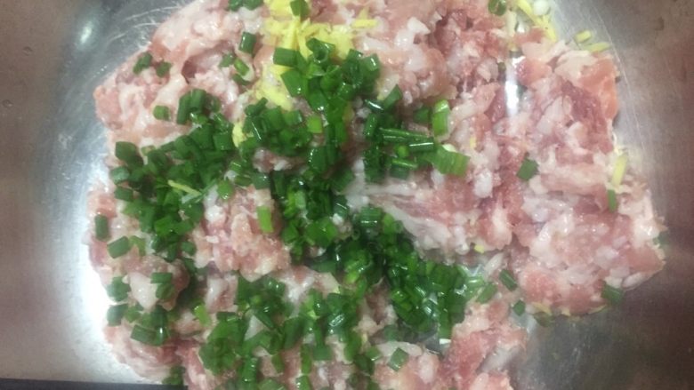 清明果,将肉绞碎,倒入葱姜蒜,盐,味精,料酒搅拌,入味