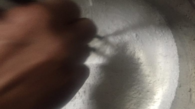 清明果,将切碎的艾草倒入糯米中,一边慢慢倒入适量开水一边揉,成面团 醒一刻待用! 记住是开水噢!这样做出来的团不易开裂!