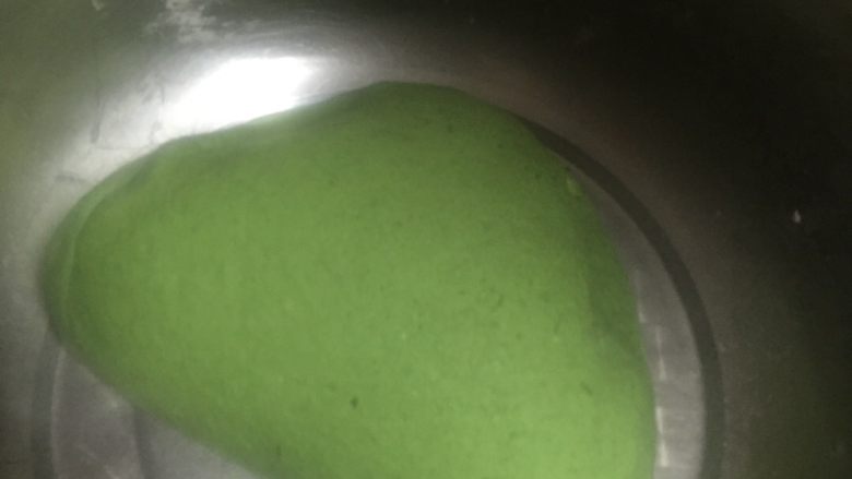 清明果,面团若硬了,就加点开水,要嫩些,揉的久些,越有嚼劲!看,最后的面团是不是很好看