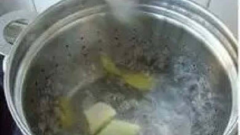 肥嫩鲜美白斩鸡,水沸后改为中火,令其汤面稍滚即可。