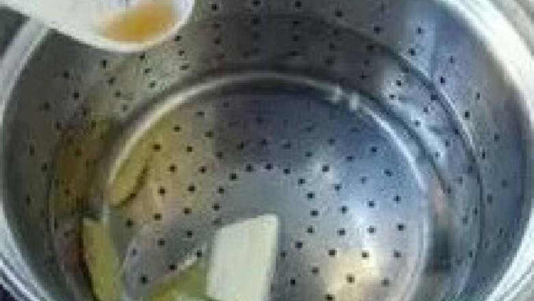 肥嫩鲜美白斩鸡,汤锅内加入足量淹没鸡的清水,加入葱段、姜片、<a style='color:red;display:inline-block;' href='/shicai/ 718'>料酒</a>,大火煮沸。