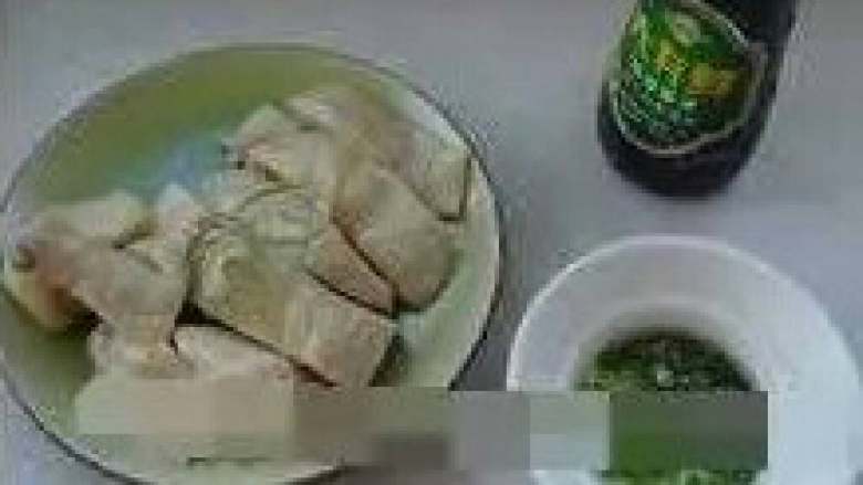 肥嫩鲜美白斩鸡,食用时可配以葱油、生抽等佐料,口味重的可以用豆瓣辣酱、辣豆豉、麻油等自制酱料。