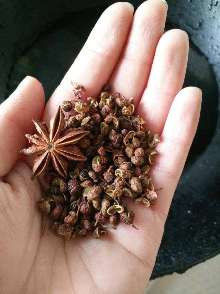 肉包子,适量花椒,八角备用